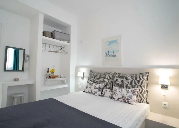 Homebase * Parikia (Paros)